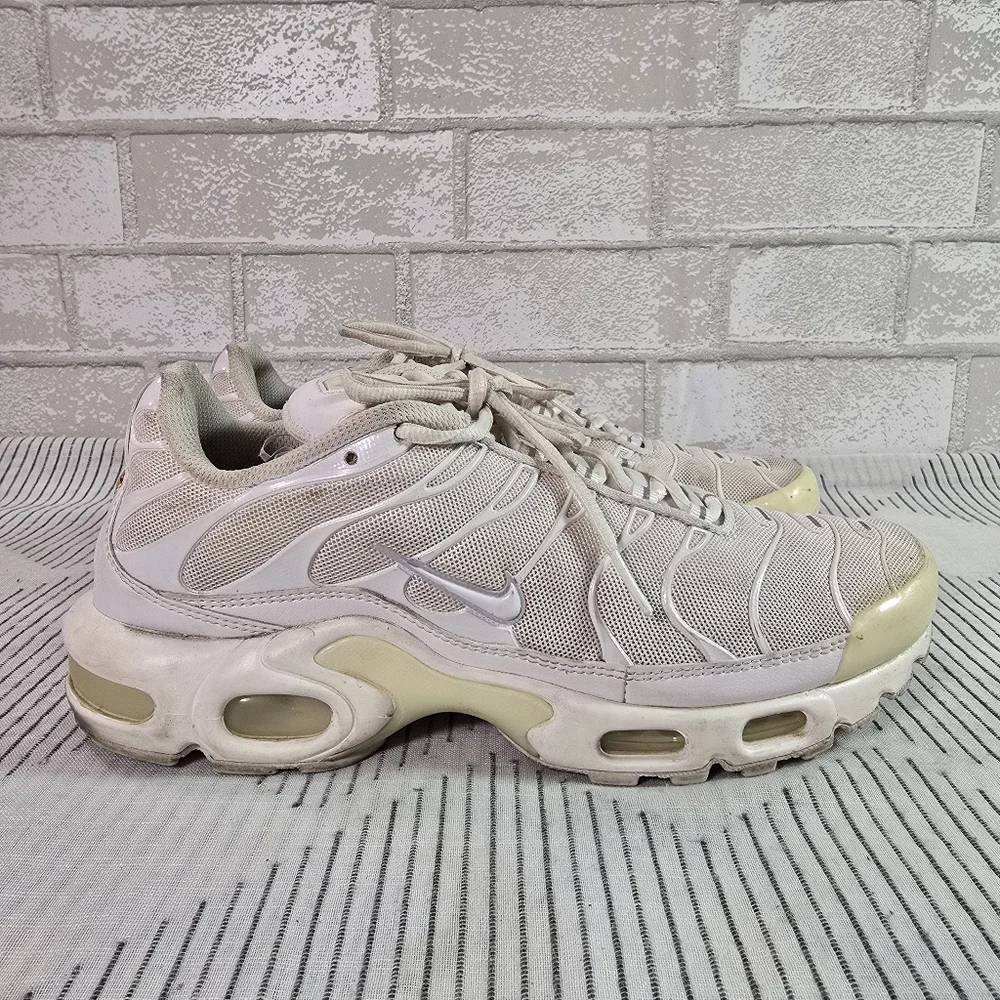 Nike Air Max Plus Women's White DM2362 100 Used w/ Box Size 9.5